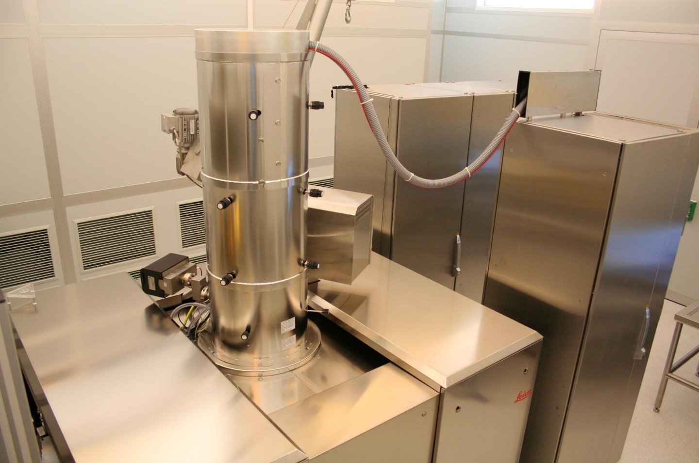 Vistec SB3050DW 50keV variable shaped e-beam for 4‘‘, 6“, 8“ & 12“ wafer sizes.